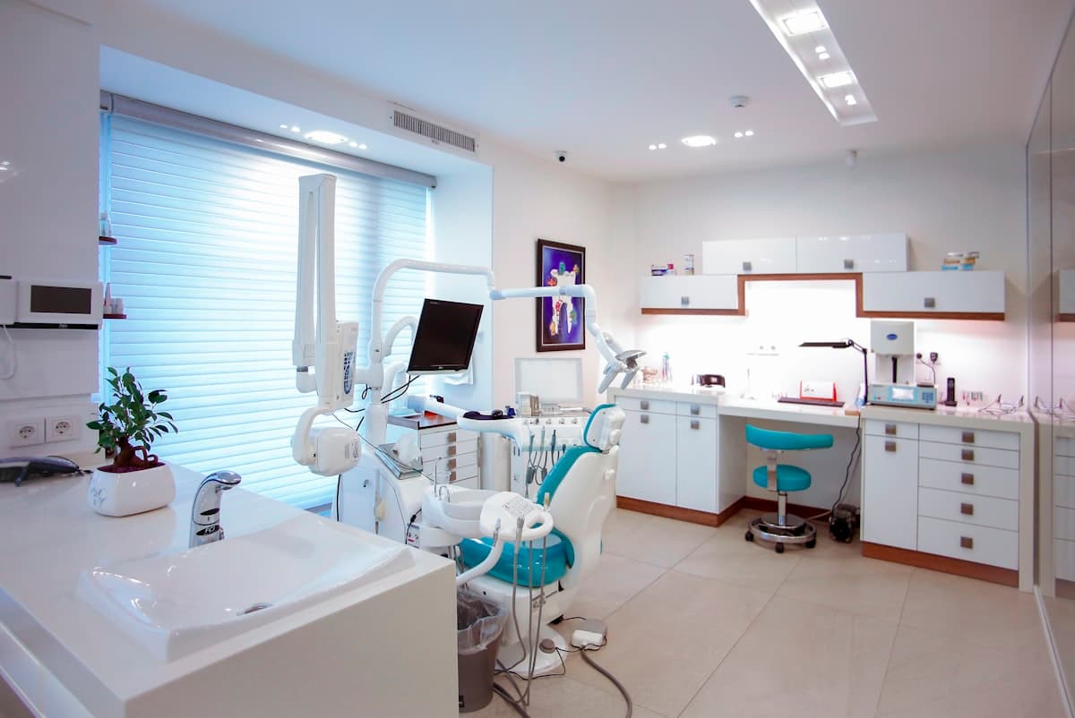 Modern, brightly lit dental clinic operatory